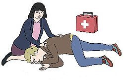 Ein Mensch ist verletzt. Eine Frau hilft ihm schnell.