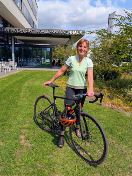 Evelyn Finger, Leitung der Physiotherapie, mit ihrem Rad am Florence-Nightingale-Krankenhaus