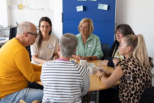 Pflegetrainerinnen und Angehörige im Gespräch