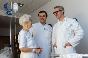 Zwei Ärzte im Gespräch mit einer Patientin
