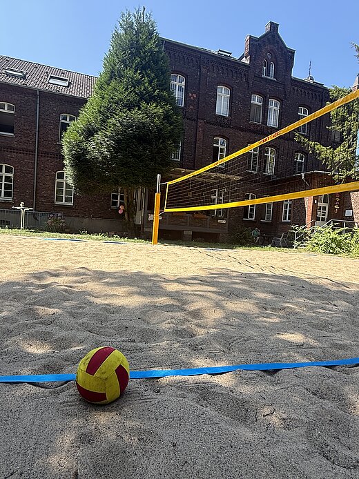 Beach Volleyballplatz im Garten der Klinik für Psychiatrie