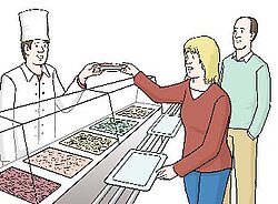 Ein Koch gibt einer Frau einen Teller mit Essen