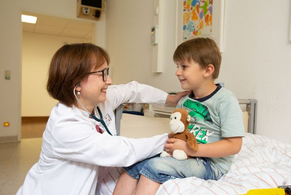 Eine Ärztin untersucht einen Jungen