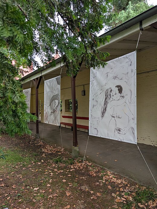 drei Kunstwerke im Klinikgarten