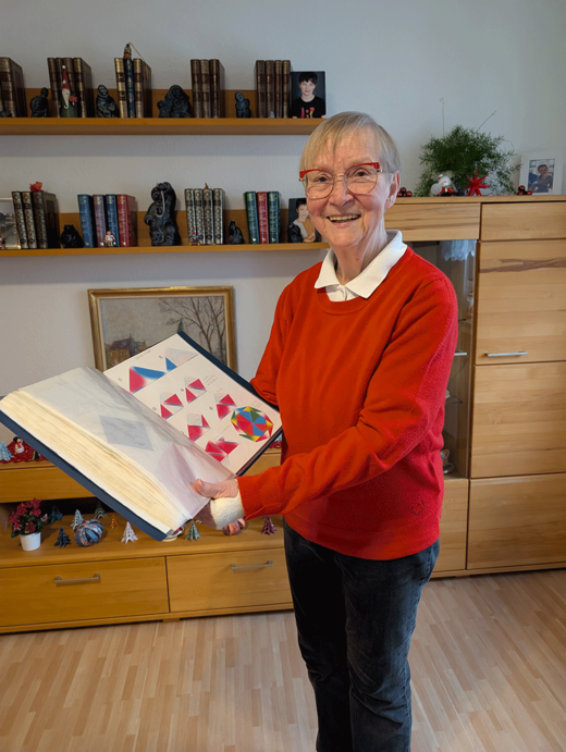 Die Ehrenamtliche Heidelore Schlüssel mit Origamibuch.