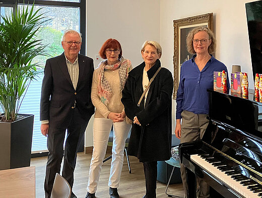 Gruppenfoto Spender und Spendenempfänger