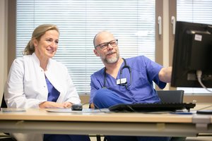 Chefärztin Professor Dr. med. Antje Gottschalk im Gespräch mit einem ärztlichen Kollegen