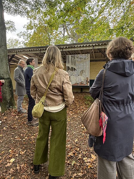 Besucherinnen vor einem Bild in der Bannerkunst-Ausstellung