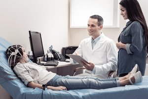 Mädchen bei einem EEG