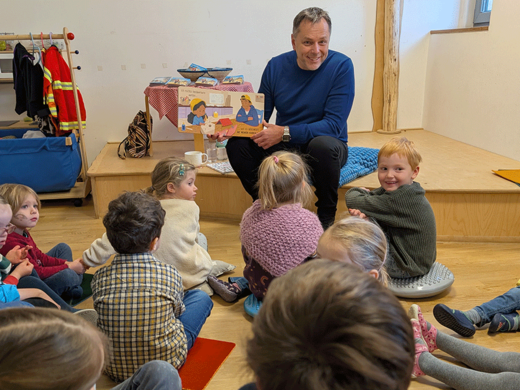 Dirk Strangfeld von der Bundesagentur für Arbeit NRW liest Kindern in der Kita vor.