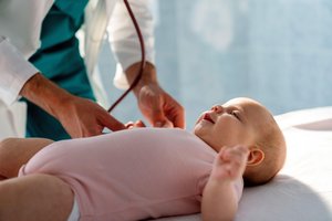 Abhören eines Babys