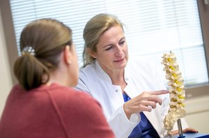 Chefärztin Professor Dr. med. Antje Gottschalk mit einer Patientin