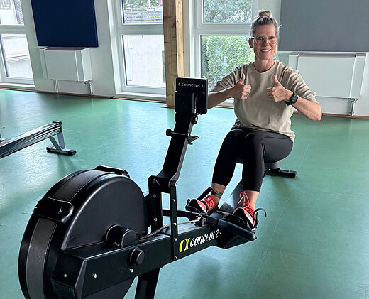 Eine Mitarbeiterin aus dem Florence-Nightingale-Krankenhaus beim Ergometertraining