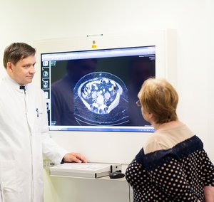 Chefarzt Privatdozent Dr. med. Matthias Banasch mit einer Patientin