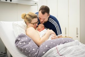 Junge Eltern mit Neugeborenem