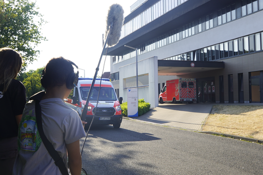 ein Krankenwagen rollt vor die Notaufnahme