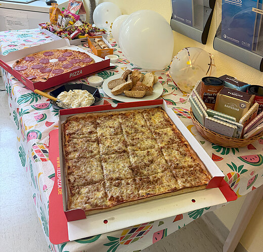 Pizza und Süßigkeiten gab es zur Stärkung