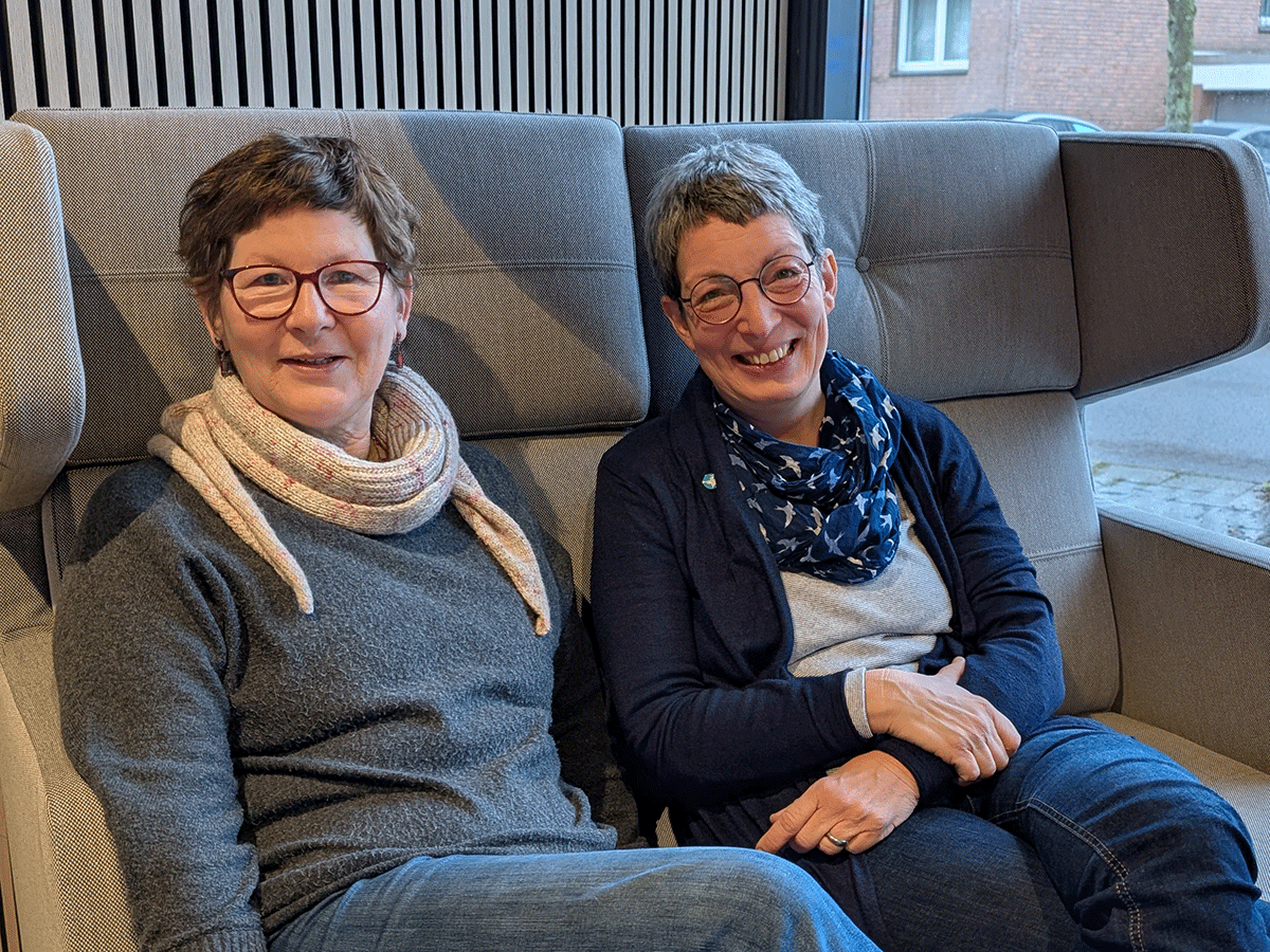 Foto von Ingrid und Monika auf einem Sofa.